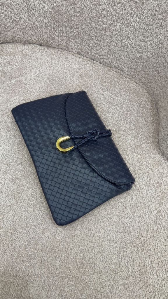 [1029] A smal bag