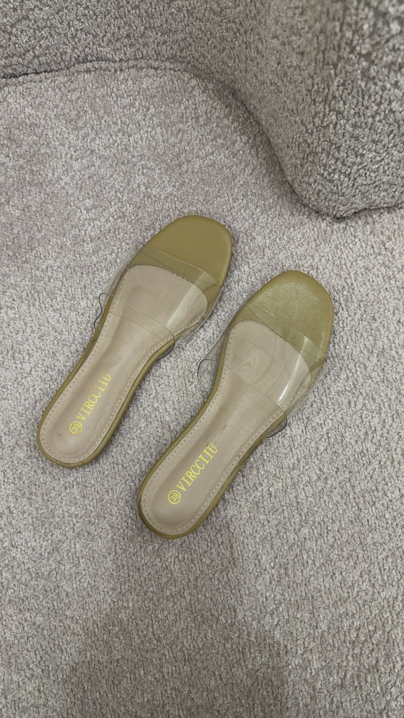 [1031] Yellow shoes